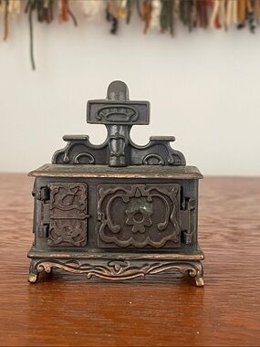 Antique-Style Miniature Cast Metal Stove in Aged Bronze -70’s